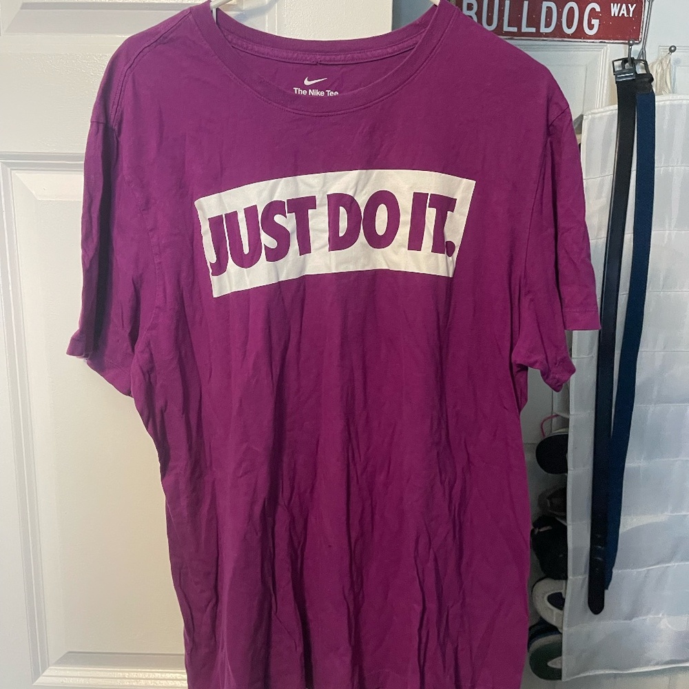 Nike Men's 'Just Do It' Crew T-Shirt in Magenta
